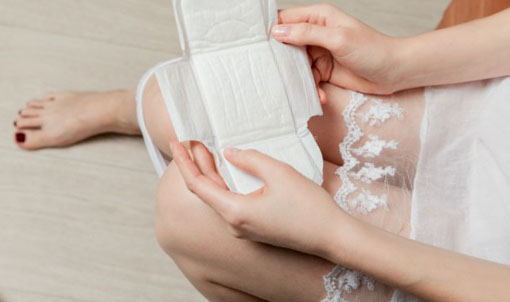 choose postpartum pads after birth bleeding