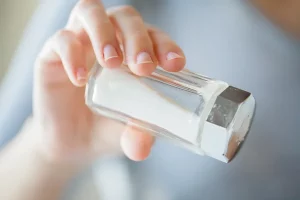 Gesunde Möglichkeiten, das Verlangen nach Salz einzudämmen