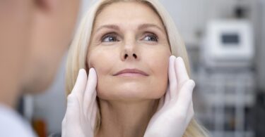 How to Choose the Best Facial Plastic Surgeon for a Facelift in Tampa