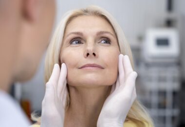 How to Choose the Best Facial Plastic Surgeon for a Facelift in Tampa